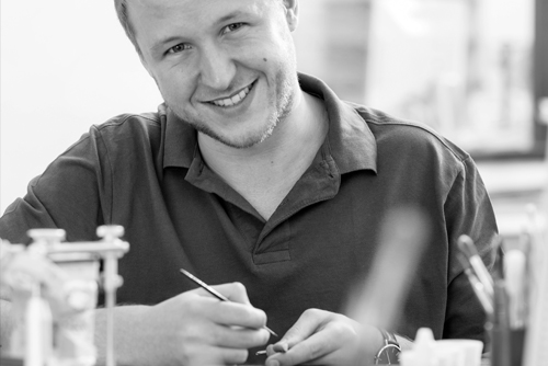 Ein junger Mitarbeiter erstellt einen bio-kompatiblen Zahnersatz