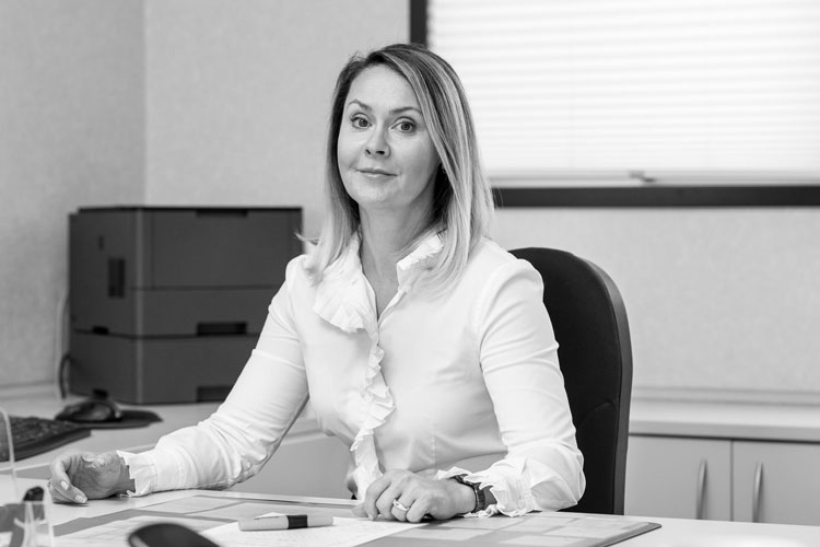 Portrait von Dr. Evelina Fehling. Sie ist Geschäftsführerin, Assistentin für kaufmännische Unternehmensführung und zuständig für Personalangelegenheiten, Buchhaltung, Rechnungstellung und Einkauf im Remscheider Zahnlabor.