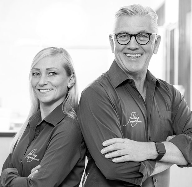Portraitbild von Zahntechnikerin Verena Himmeröder (links) und Zahntechnikermeister und Geschäftsführer Rainer Fehling (rechts)